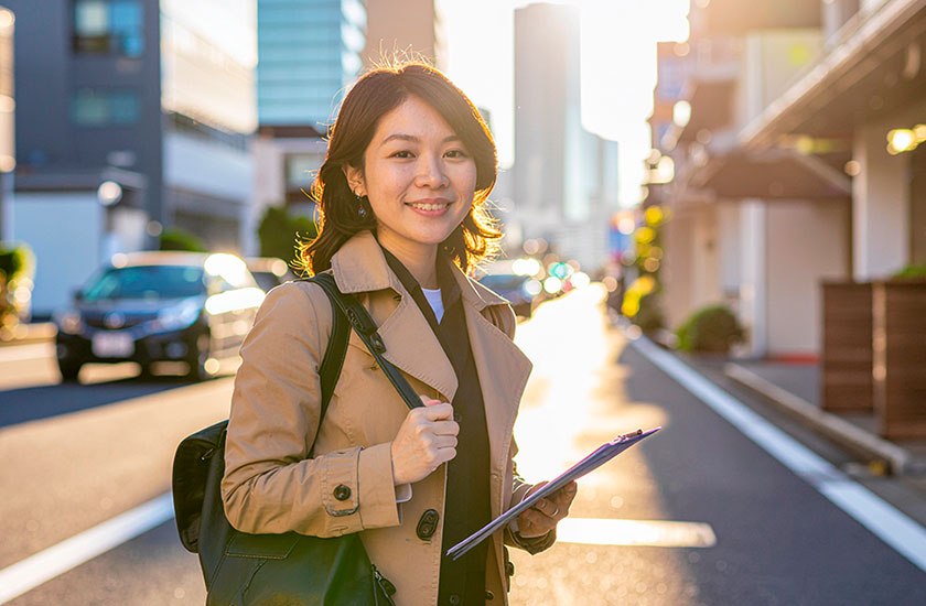 探偵学校の授業を受ける女性